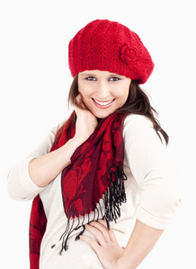 红色的帽子和围巾微笑的年轻女子
