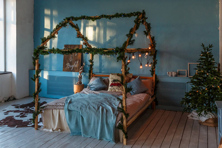 圣诞节和新年装饰的卧室。阁楼风格