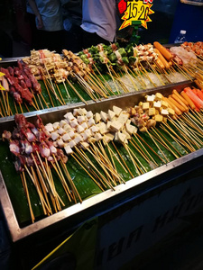 与四川辣椒烧烤的菜肴和蔬菜是西双版纳著名的调味品, 泰国北有名的街头食品