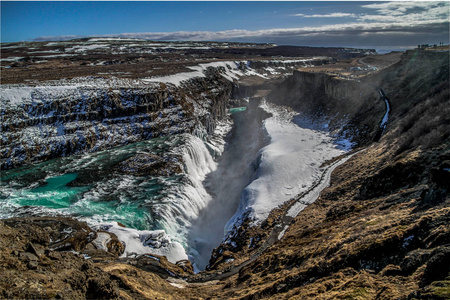 Gullfoss 瀑布景观和冬季景观图片在冬季的季节。Gullfoss 是冰岛最受欢迎的瀑布之一, 在 Hvita 河峡谷的旅游