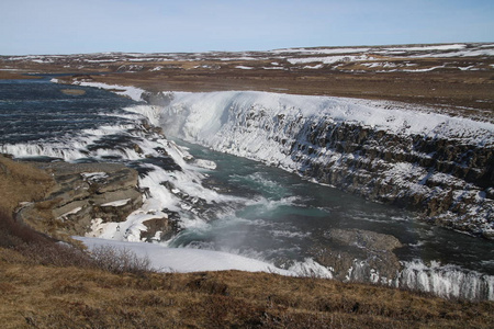 Gullfoss 瀑布景观和冬季景观图片在冬季的季节。Gullfoss 是冰岛最受欢迎的瀑布之一, 在 Hvita 河峡谷的旅游