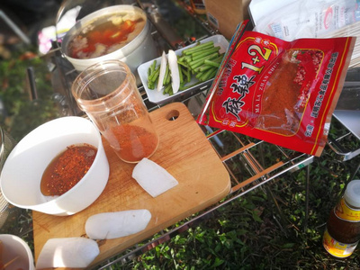 与四川辣椒烧烤的餐和蔬菜烤肉是西双版纳著名的调味品, 泰国北有名的街头食品