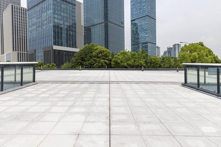 全景天际线和现代商务办公楼用空的路, 空的混凝土方形的地板