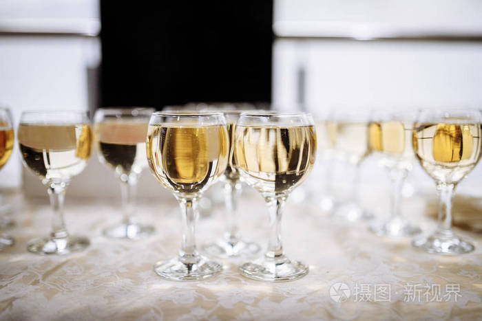 婚宴桌上满是白葡萄酒的杯子