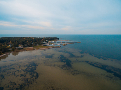 在波罗的海, 爱沙尼亚海岸的私人和渔船的小船只的海港顶部鸟瞰图