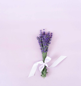 美丽的薰衣草花在淡紫色的背景。顶部视图。复制空间