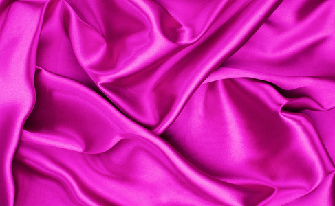 波纹的紫色丝绸面料的特写