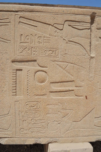 埃及象形文字宏观关闭拍摄期间, 在整个非洲的旅游旅行。在卡纳克庙里剪下花岗岩斯特拉