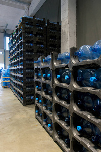 工厂, 一个生产瓶装水的仓库