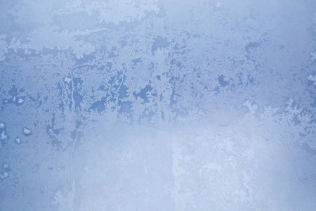 冰冻的窗户上的冬天结冰的图案。纹理, 用于插入文本的背景。新年主题。冬天。冷