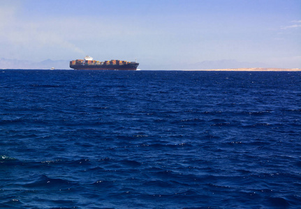 一艘大型货船, 用于运输集装箱和散装货物在开阔的海面上对蓝天。海上国际船舶的商务物流与运输