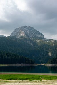 黑山 durmitor 国家公园内的黑湖及其周边环境