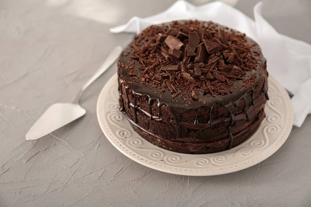 盘子里有美味的巧克力蛋糕放在台灯上