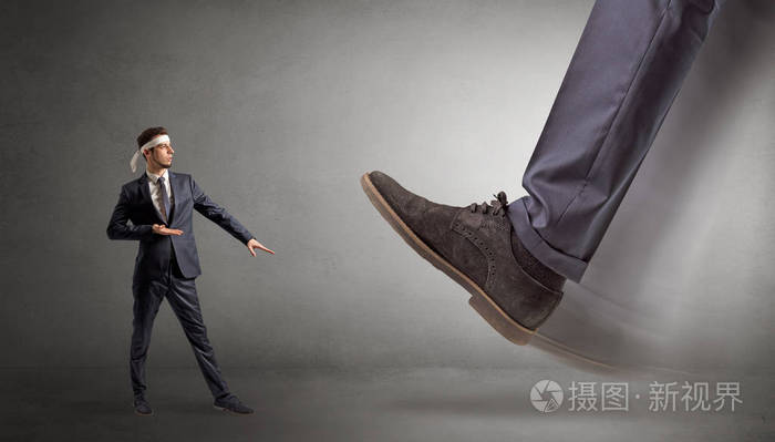 大脚踩着小空手道的男人