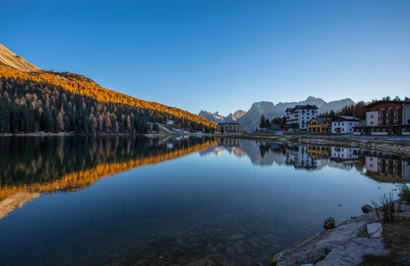 日落后密苏里娜湖的景色。Sorapiss 山在背景。白云岩, 意大利