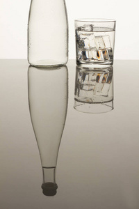 反射瓶和玻璃杯