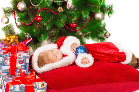 宝宝在睡觉看着圣诞树圣诞老人服装
