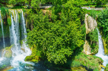 葱郁树冠的老之间的上部 Duden 瀑布，滴进了峡谷，流满了绿叶，土耳其安塔利亚