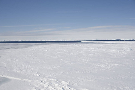 美丽的南极景观与海洋, 冰山和反射在一个晴朗的日子