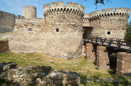 贝尔格莱德堡垒的二个大塔在塞尔维亚在春天