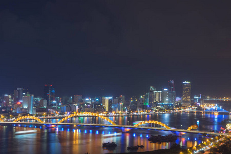 越南大港市的夜景, 从桥梁建筑物和白日梦中发出的神奇的光, 河流流向大海