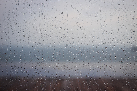 雨点落在窗户玻璃表面上