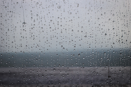 雨点落在窗户玻璃表面上