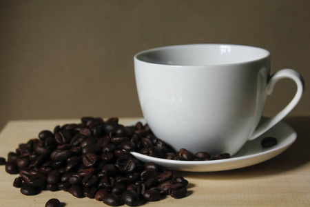 咖啡豆, 白色咖啡杯放在木制