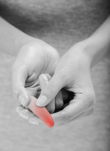 妇女拿着她美丽健康的手和按摩食指在痛苦区域黑白色与红色突出显示