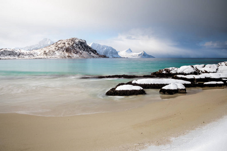 Haukland 海滩在罗弗敦, 挪威在风暴之前