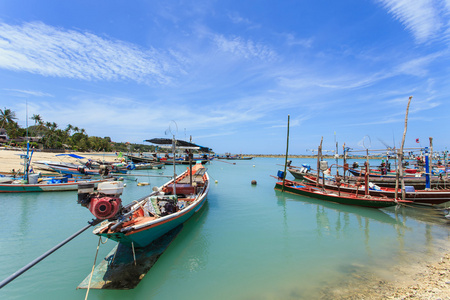 传统的泰国船或长尾巴船站在海滩