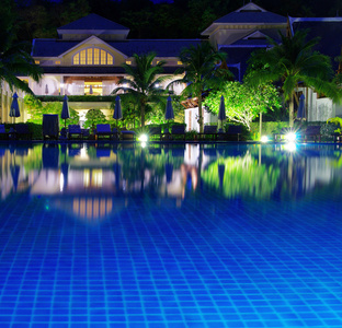 酒店的游泳池