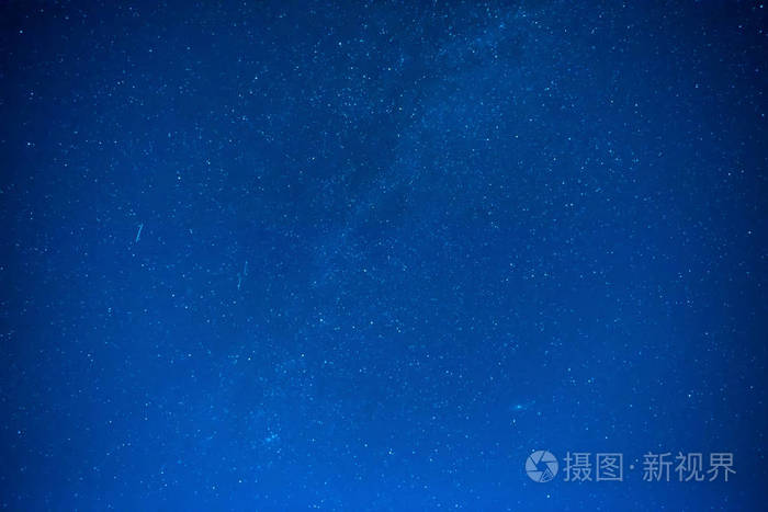 有很多的恒星银河背景暗蓝色夜空