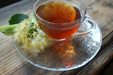 一杯香茶和椴花. 木褐色背景