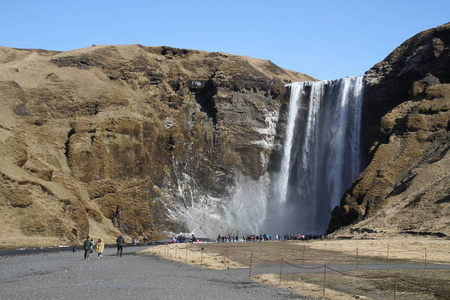 Skogafoss 瀑布在冰岛。冰岛南部冰岛自然景观的著名旅游胜地和地标目的地。冬季瀑布上的彩虹