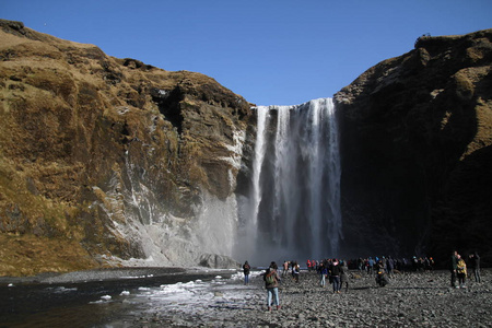 Skogafoss 瀑布在冰岛。冰岛南部冰岛自然景观的著名旅游胜地和地标目的地。冬季瀑布上的彩虹