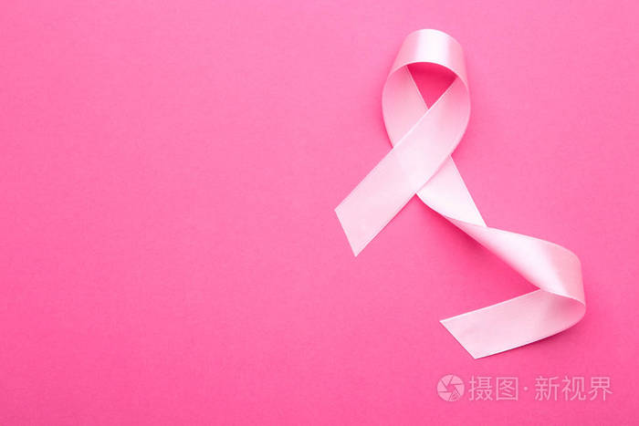 在彩色背景上的粉红丝带.乳房癌概念
