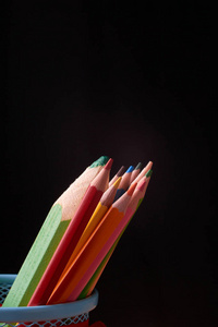 彩色铅笔孤立在黑色背景概念回到学校