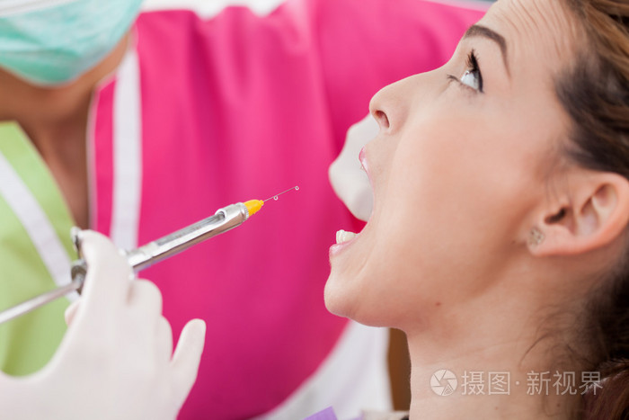 女牙医给她的病人麻醉注射