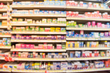 药房内部模糊的抽象背景, 药品和医疗用品在货架陈列标签上的排列变化。药库室内空间模糊药物的研究