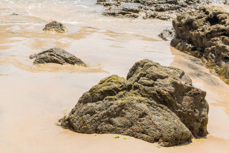 海滩上的岩石与波浪和 splahes 在自然