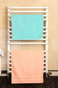 彩色毛巾在浴室里的散热器