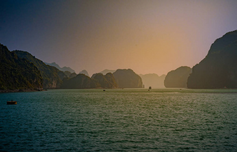 越南下龙湾湾美丽的日落景观