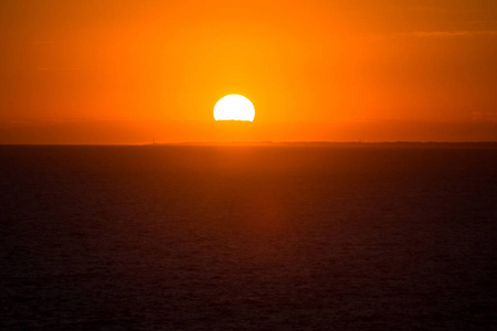 美丽的夕阳在海