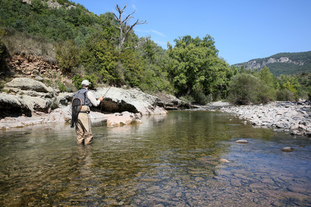 飞在河渔夫 flyfishing