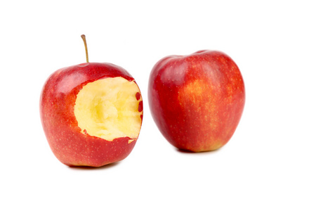 整个和咬过的两个红苹果