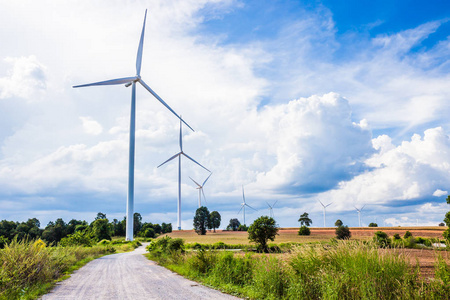 风力涡轮机农场在美丽的大自然与蓝天字, 发电在呵叻府泰国
