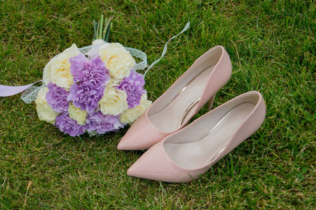 在草地上的鞋子和结婚花束