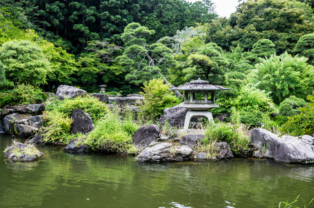 日本花园里的一盏灯