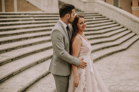意大利罗马西班牙阶梯上的年轻新婚夫妇